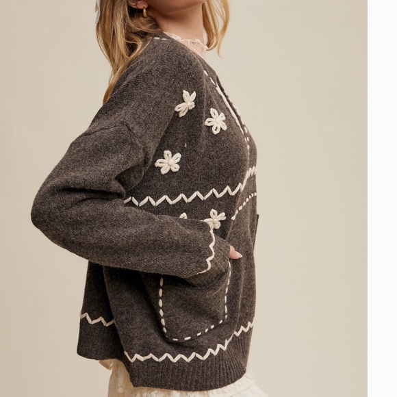 Listicle “ Elena “ Listicle 3D Floral Appliqué Sweater 86 - Picture 4 of 6